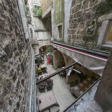 特罗吉尔城市旅舍 旅馆 *