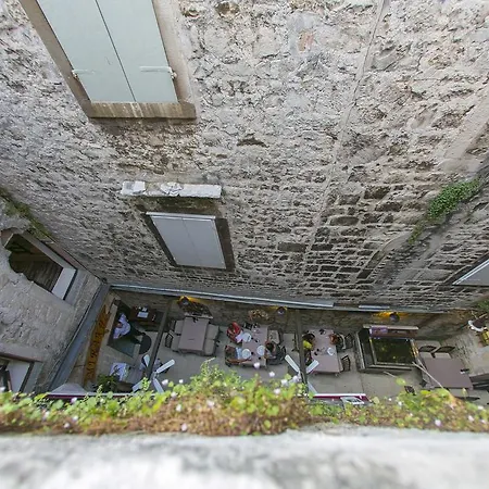 City Hostal *