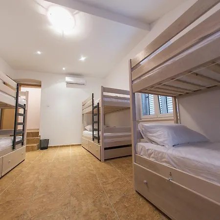 Hostal City *