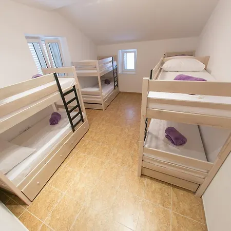 City Hostal *